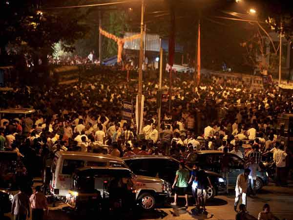 मातोश्री के बाहर भीड़ 