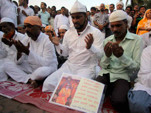 दुआ कर रहे मुंबई के मुसलमान
