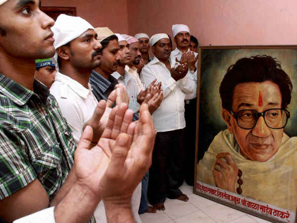 दुआ कर रहे मुंबई के मुसलमान