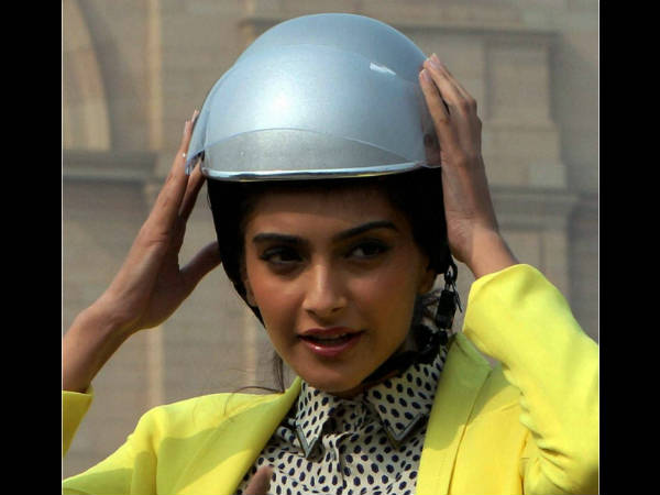 सोनम कपूर ने महिलाओं से हेलमेट पहनने को कहा 