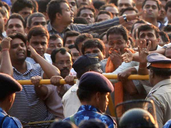मातोश्री पर शिवसैनिक 