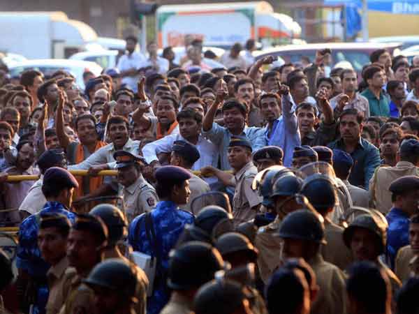 मातोश्री पर शिवसैनिक