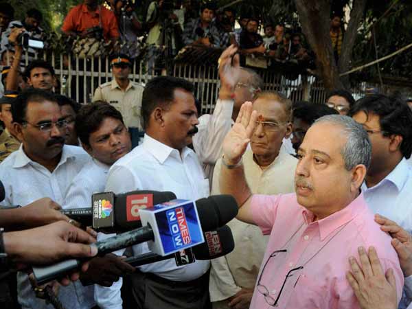 मातोश्री पर शिवसैनिक