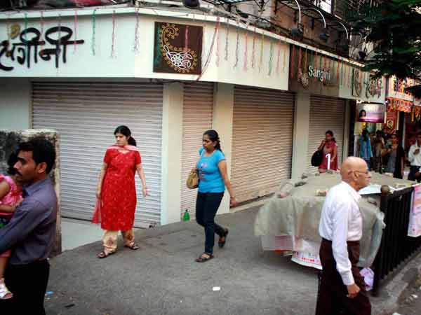 दुकाने बंद होनी शुरू हो गईं