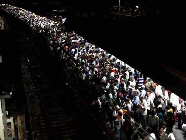 रेलवे स्‍टेशन पर भीड़