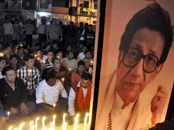 लोगों ने दी श्रद्धांजलि 