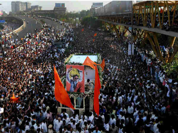 शिवाजी पार्क की ओर बढ़ती अंतिम यात्रा 