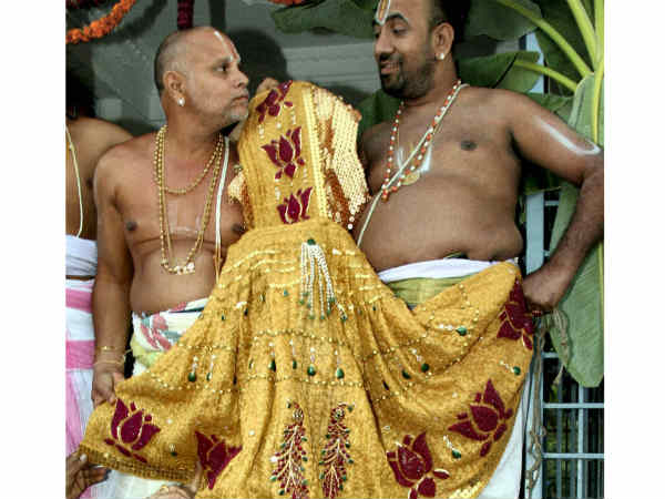 OMG- 5 करोड़ के भगवान के कपड़े 