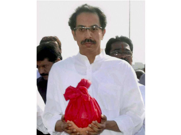 ठाकरे की अस्थियां लाये उद्धव 