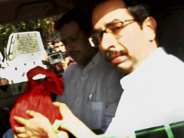 अस्थियां लिये उद्धव 