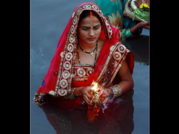 अर्घ देती महिला 