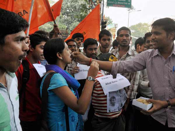 देश भर में कसाब की मौत पर दीवाली मनी देश भर में कसाब की मौत पर दीवाली मनी