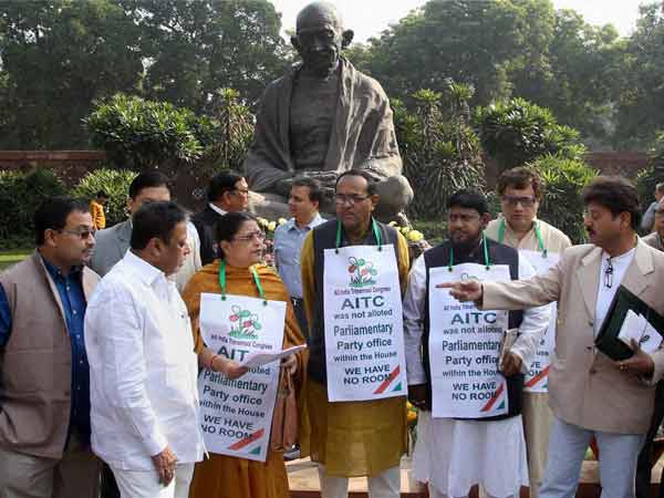 संसद पर खिसियाये टीएमसी सांसद