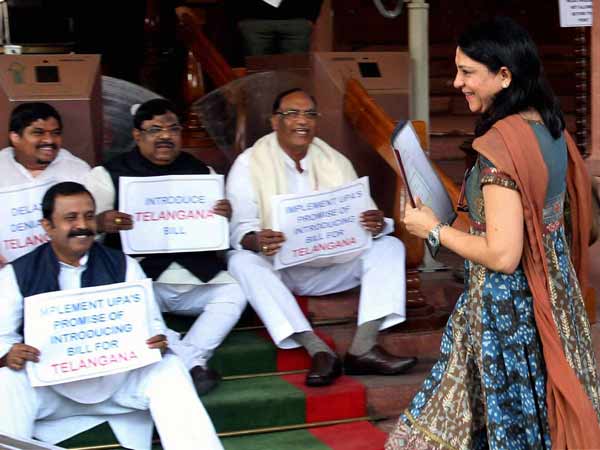 प्रिया दत्‍त मुस्‍कुराईं और आगे बढ़ गईं