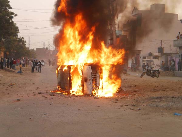 घूम-घूम कर वाहन फूंके घूम-घूम कर वाहन फूंके