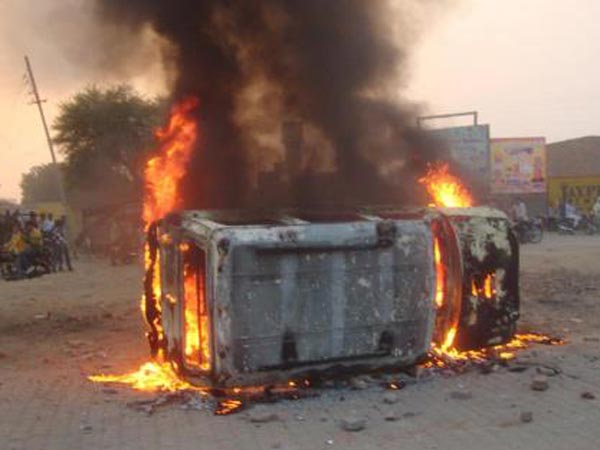 तलवारें लेकर निकले लोग तलवारें लेकर निकले लोग