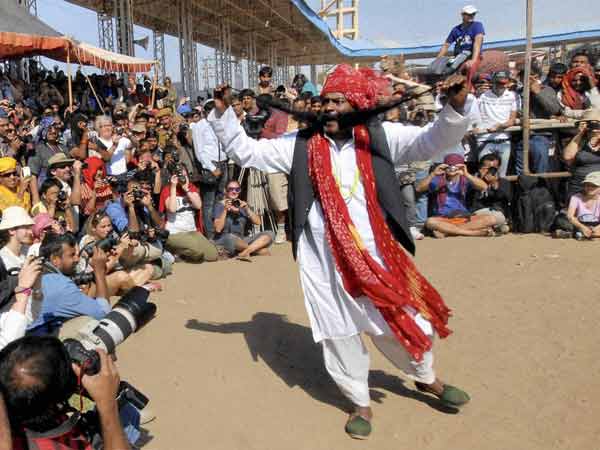 इतनी बड़ी मूंछें