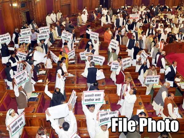 एक ही थाली के चट्टे-बट्टे