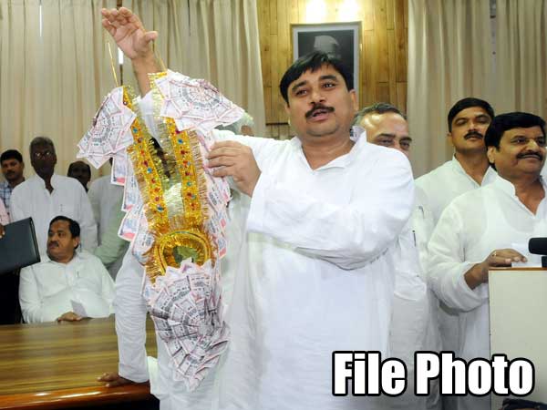 मायावती के लिये लाये थे रुपयों की माला 