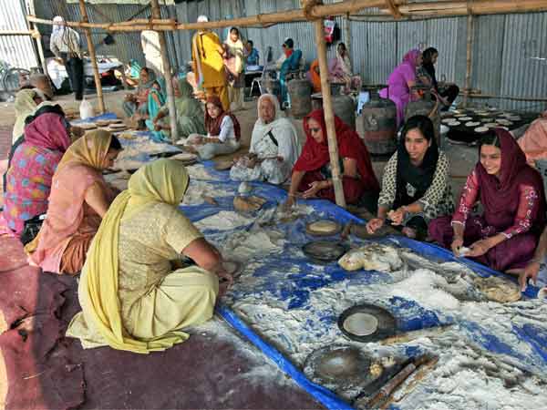 महिलाओं ने एकजुट होकर रोटियां पकायीं महिलाओं ने एकजुट होकर रोटियां पकायीं