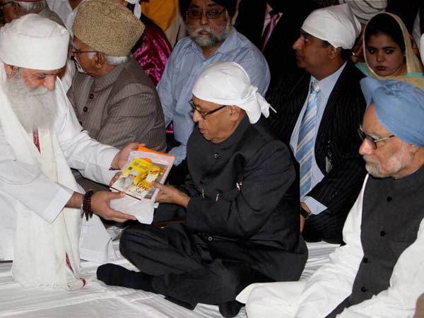 राष्ट्रपति को किताब भेंट की गई राष्ट्रपति को किताब भेंट की गई