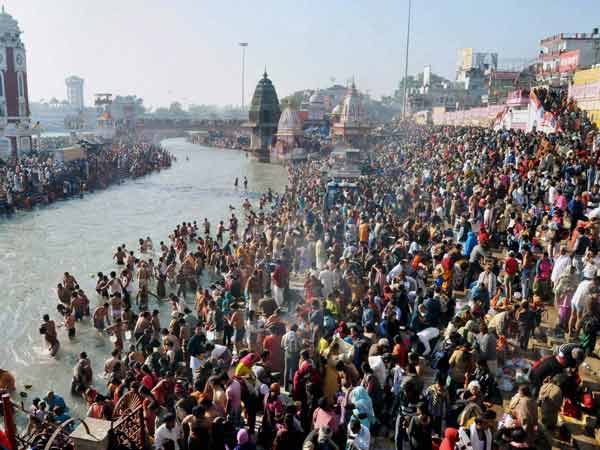 हरिद्वार में गंगा नदी में स्नान हरिद्वार में गंगा नदी में स्नान