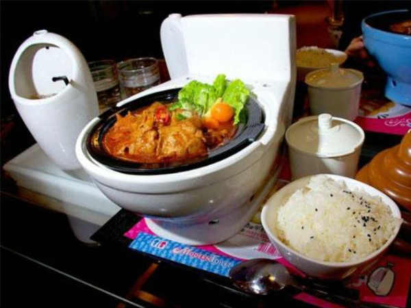 देखिये किस तरह कमोड नुमा बाउल में परोस्‍ते हैं डिश 