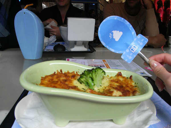 बाथ टब में डिश 