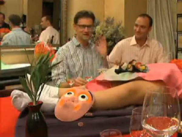 लड़की के चारों तरफ बैठकर होती है पार्टी 