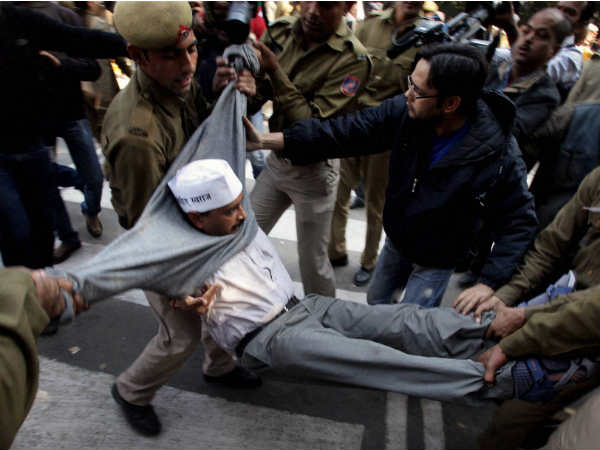 मुख्‍यमंत्री के घर के सामने विरोध प्रदर्शन करते केजरीवाल