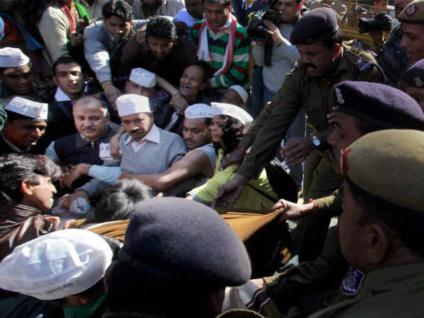 अरविंद केजरीवाल और उनके समर्थक 