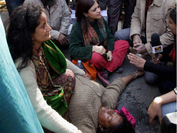 विरोध प्रदर्शन के दौरान बेहोश हुई महिला 