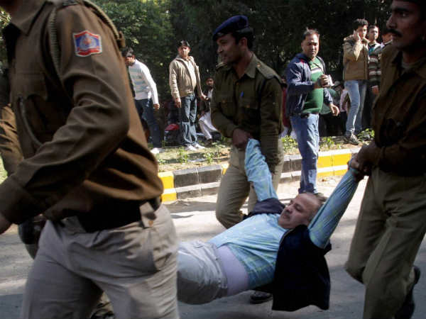 मनीष सिसोदिया को ले जाती पुलिस 