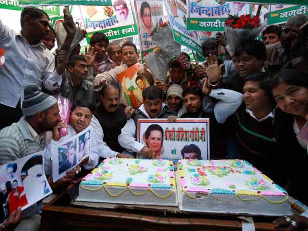 कार्यकर्ताओं ने केक काटा