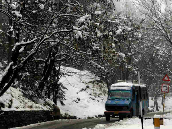 कई जगह यातायात बाधित 
