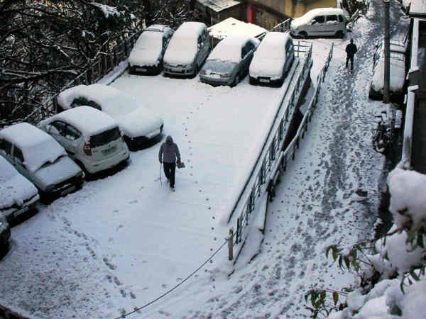 शुक्रवार को हुई बर्फबारी 