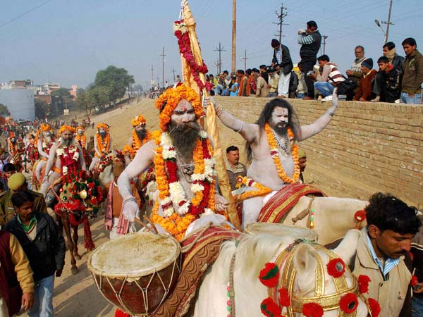 ध‍ार्मिक जुलूस निकालते नागा साधू 