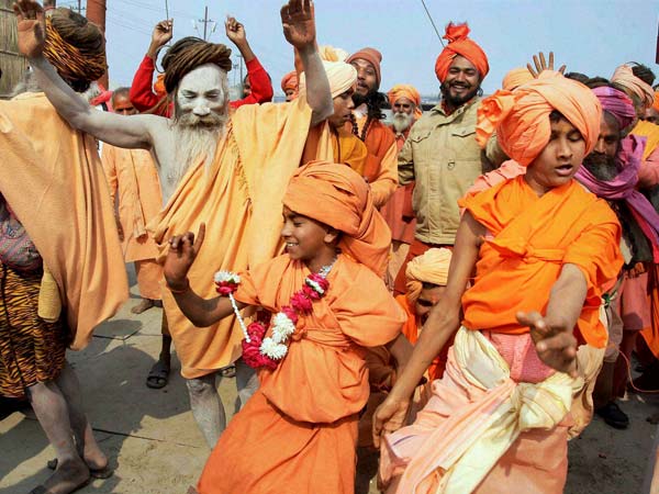 ध्‍वजारोहण कार्यक्रम के दौरान नृत्‍य करते साधु 