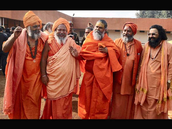 अफसरों से मीटिंग के बाद साधु 