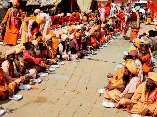 लंगर का आनंद उठाते साधु 