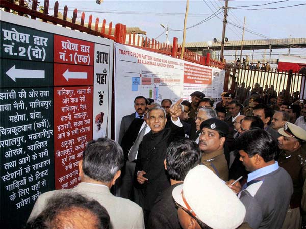 कुंभ के दौरान व्‍यवस्‍थाओं का निरीक्षण करते रेलमंत्री 