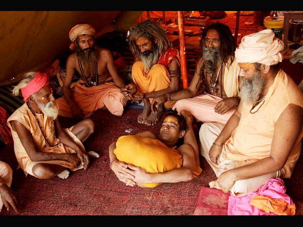 यौगिक क्रियाओं का प्रदर्शन करते साधु 