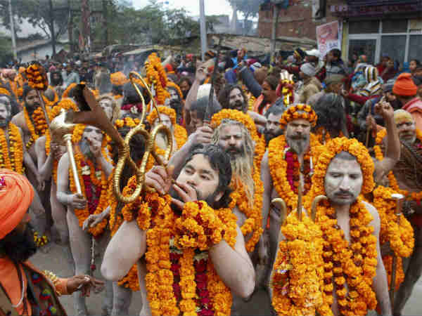 साधुओं का जुलूस 