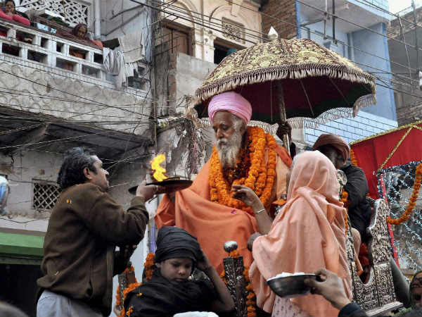 साधु की पूजा करता श्रद्धालु 