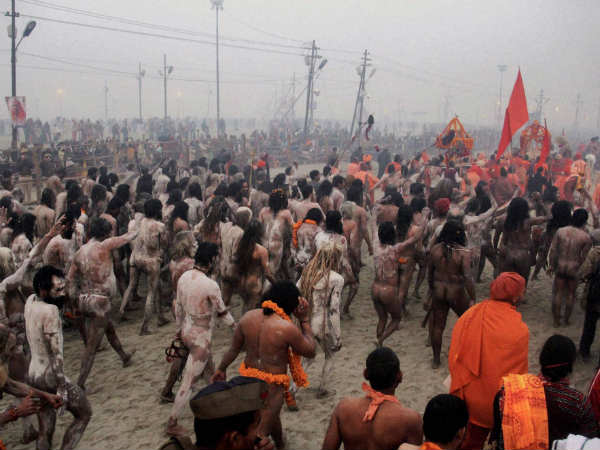 स्‍नान के लिए जाते साधु