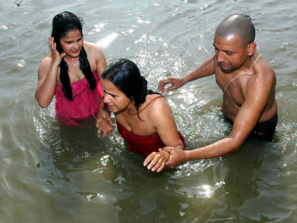 संगम में स्‍नान करते श्रद्धालु