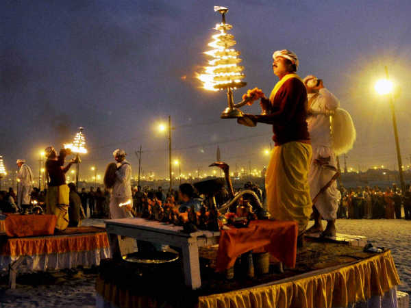 महाकुंभ के दौरान 'आरती' का दृश्‍य