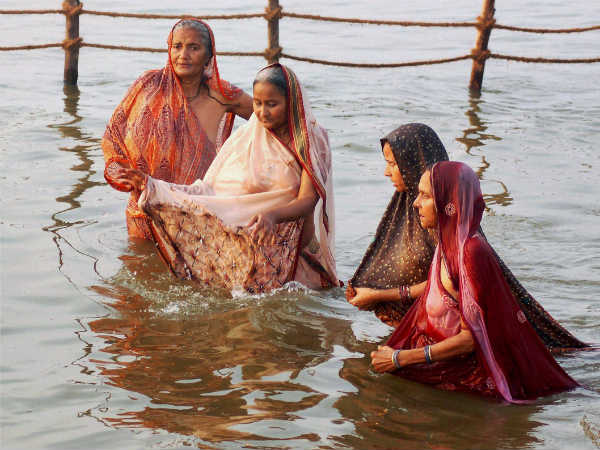 आचमन करती महिलाएं 