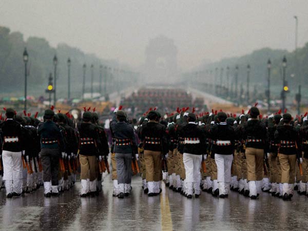 राजपथ पर बढ़ते जवान 
