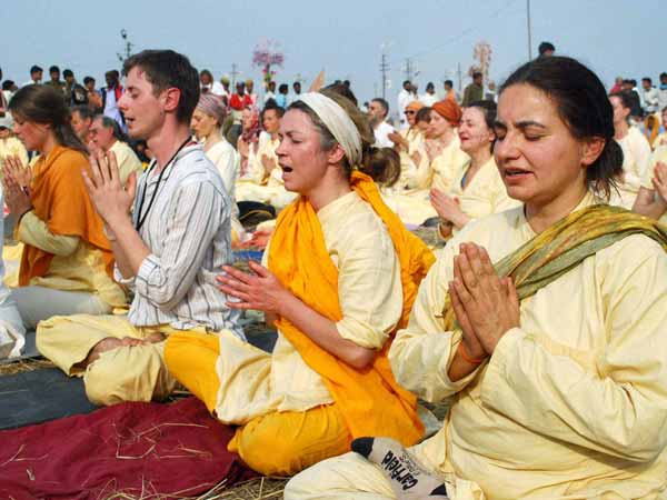 योग आसन करते विदेशी योग आसन करते विदेशी